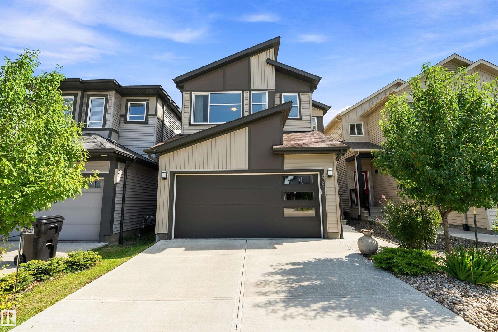 Photo de la propriété:  9227 223 Street NW  AB T5T 7M1 