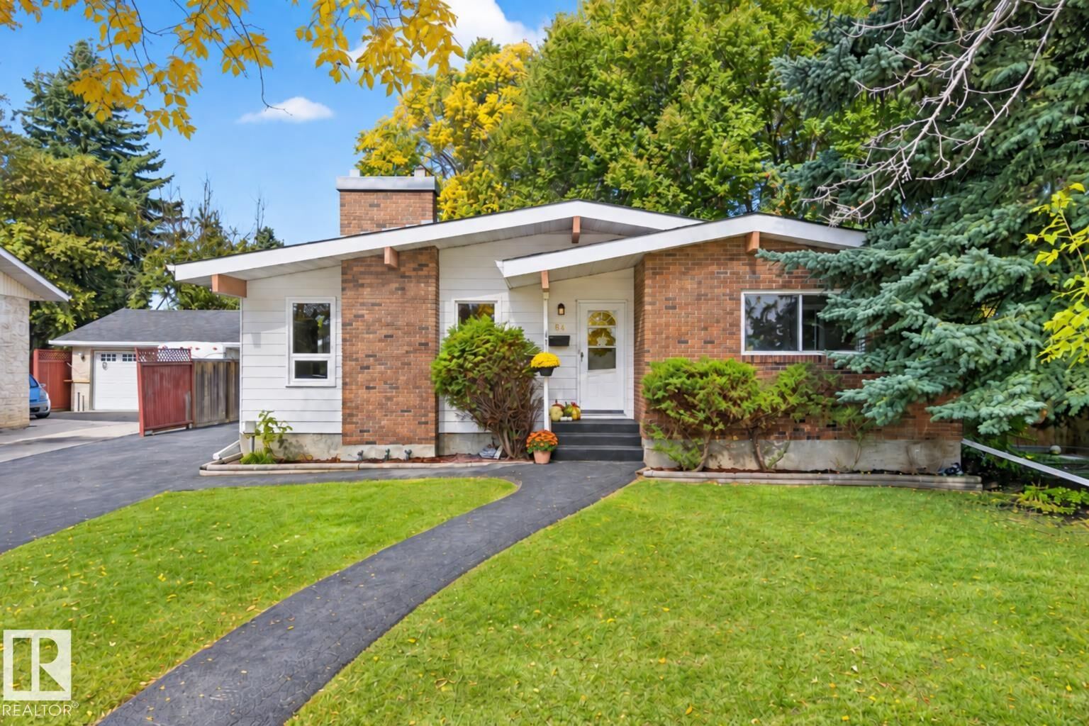 Property Photo:  64 Lorraine Crescent  AB T8N 2R3 