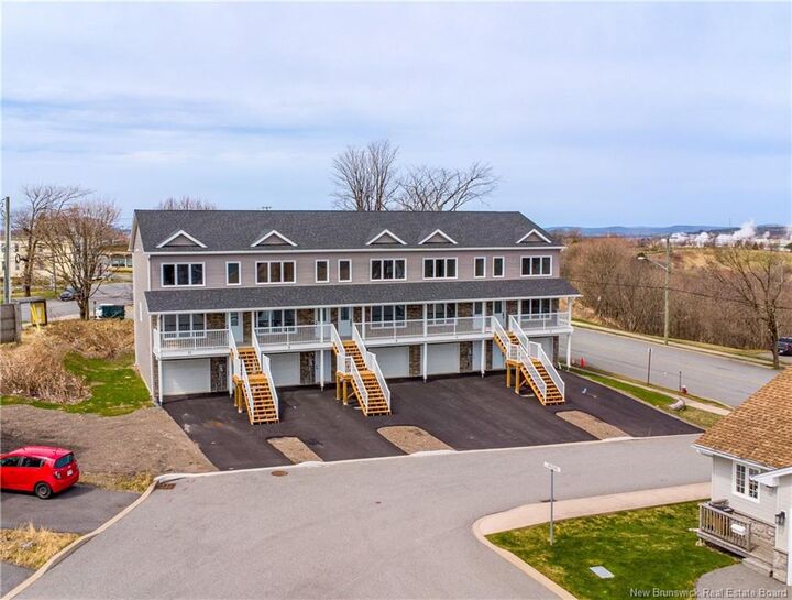 Property Photo:  6 Rockingstone Drive  NB E2M 0B5 