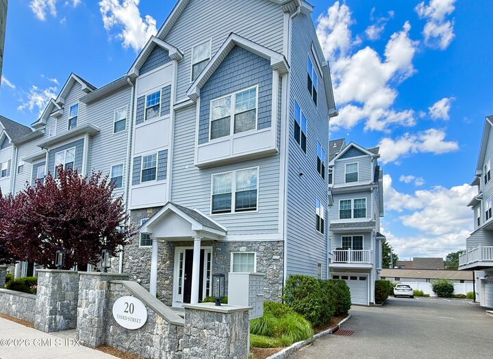Property Photo:  20 3rd Street Unit 4  CT 06905 