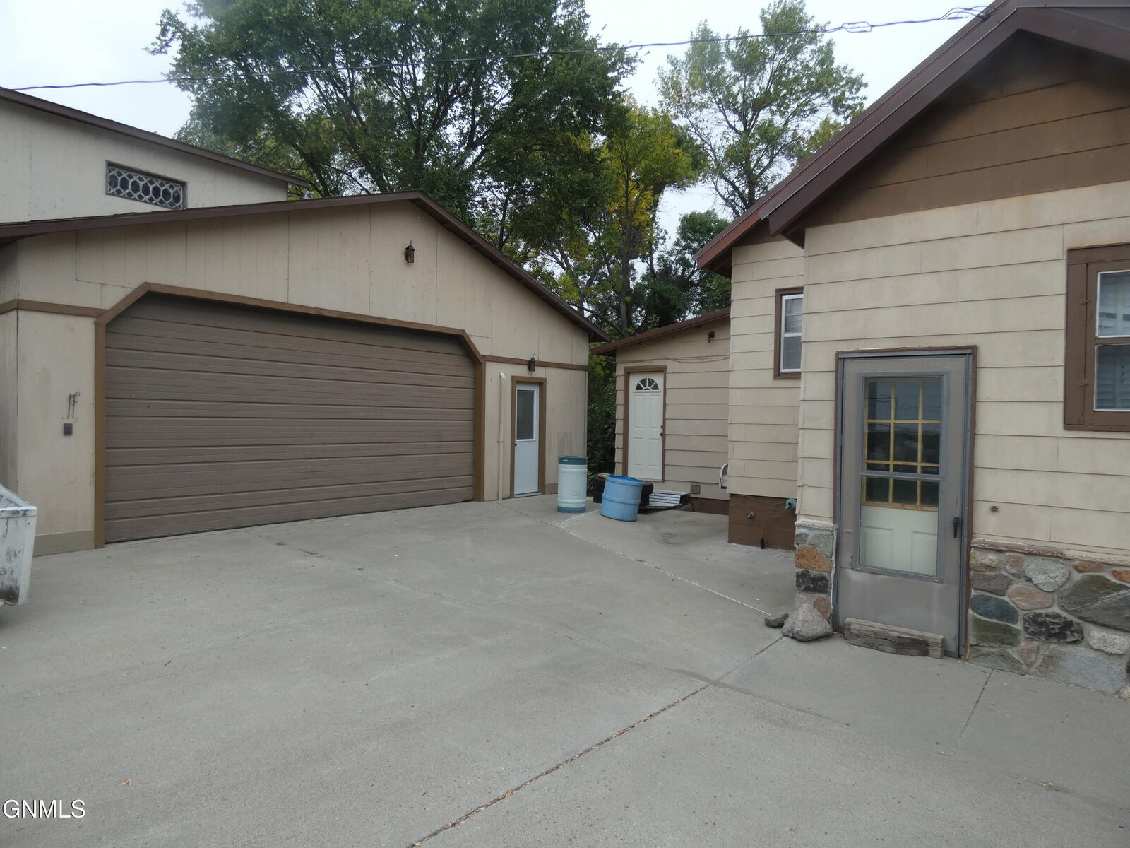 Property Photo:  207 F Avenue N  ND 58573 