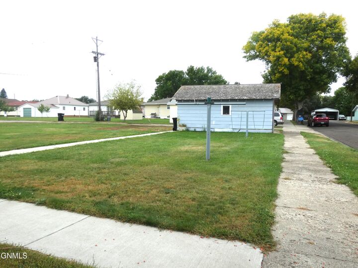Property Photo:  620 Broadway Street N  ND 58552 
