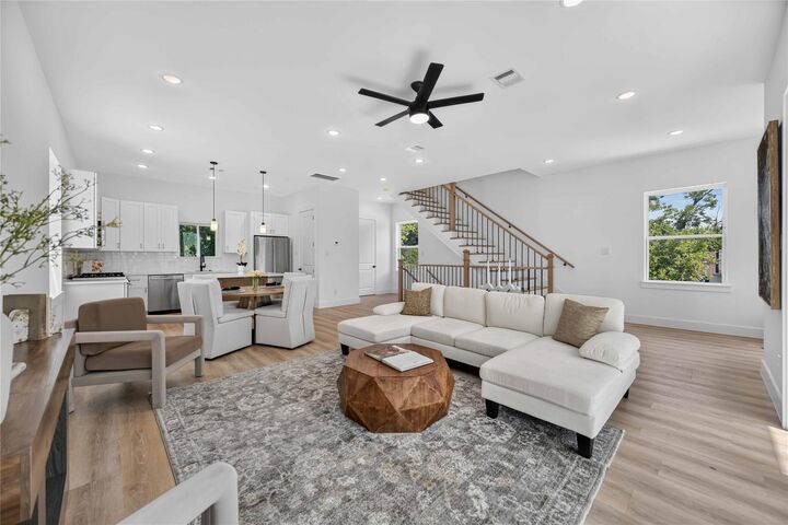 Property Photo: 322 Walthall Drive B TX 77022
