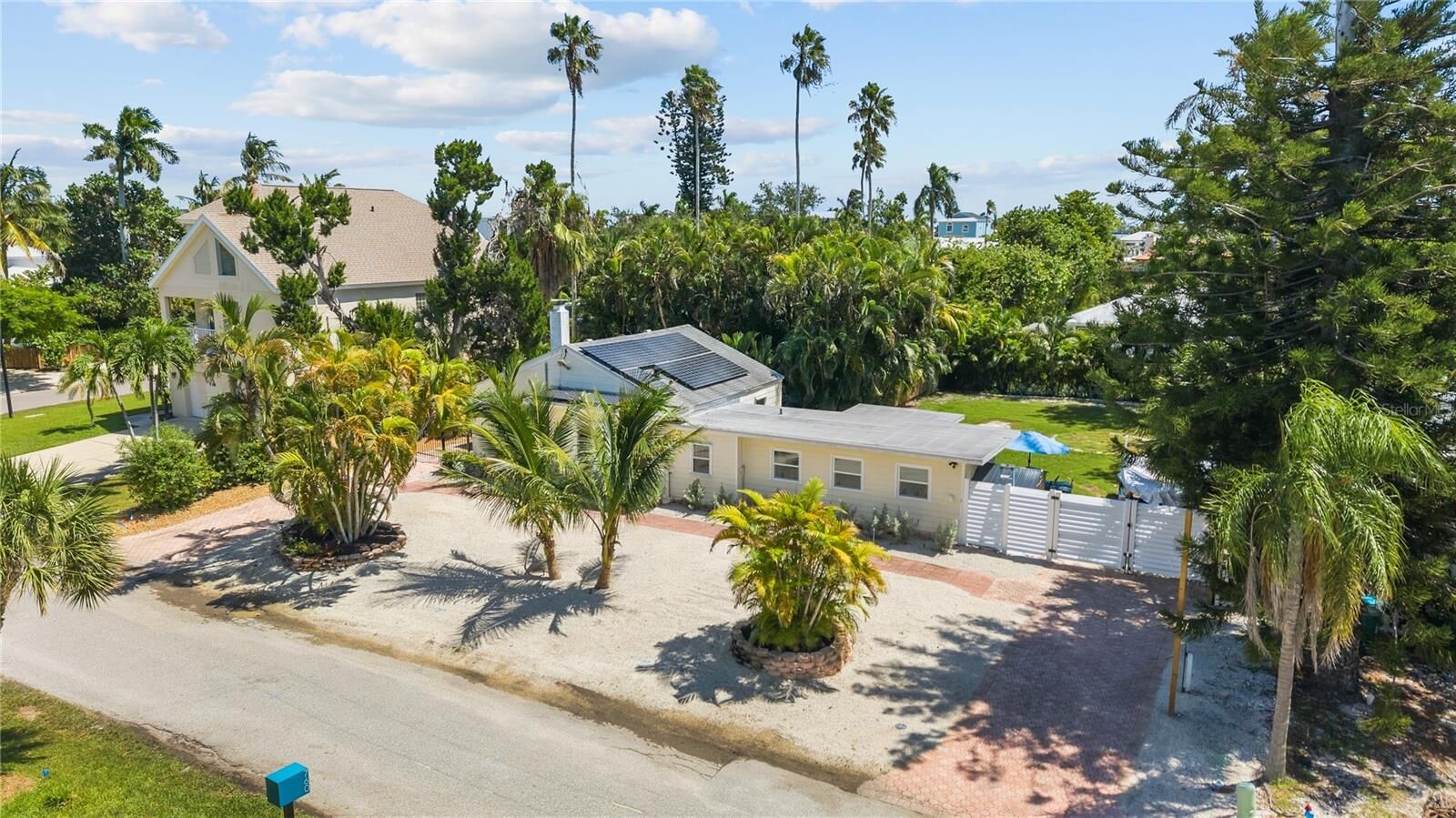 Property Photo: 760 Longboat Court FL 34228
