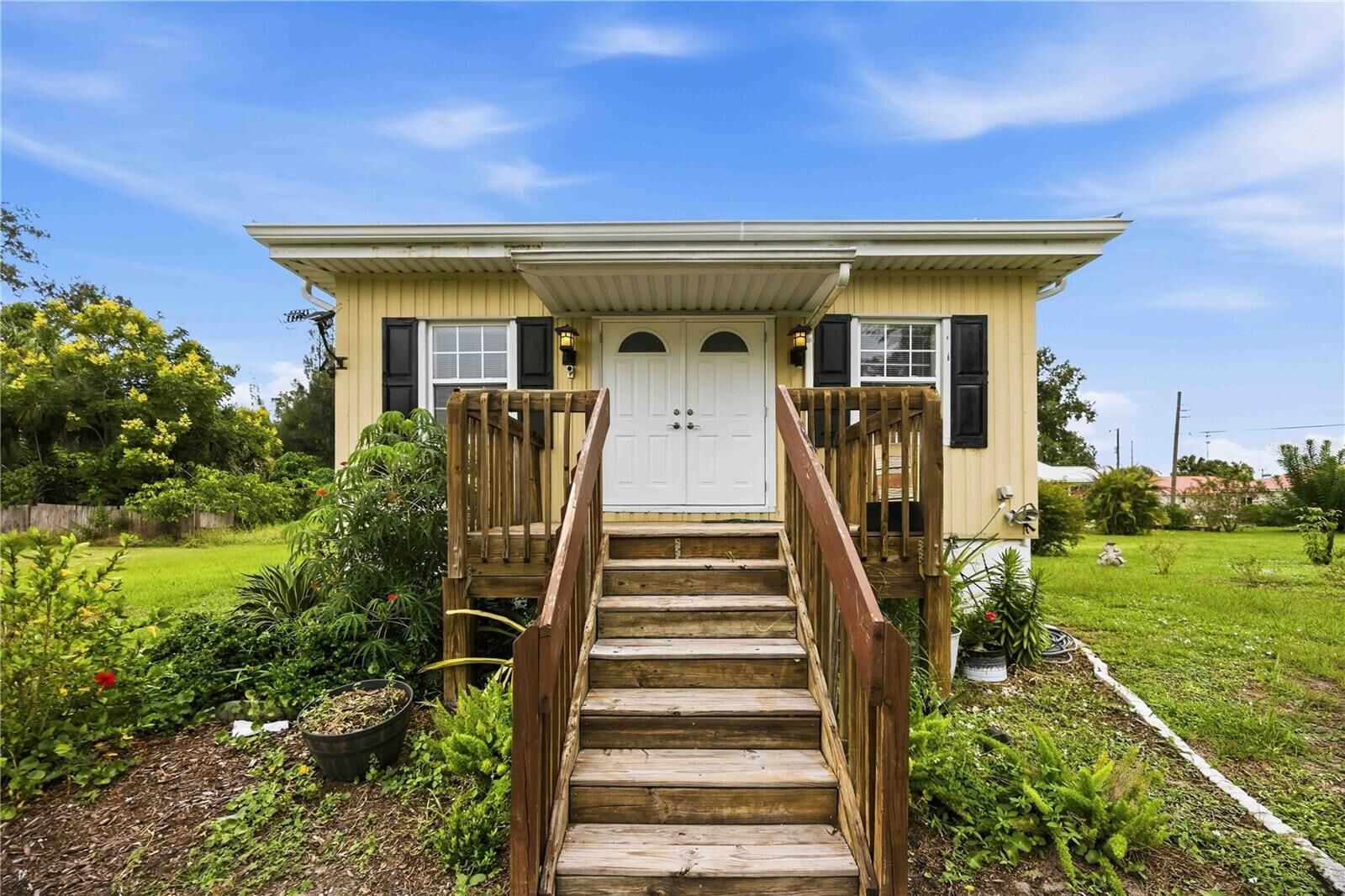 Property Photo: 408 W Palmetto Street FL 34266