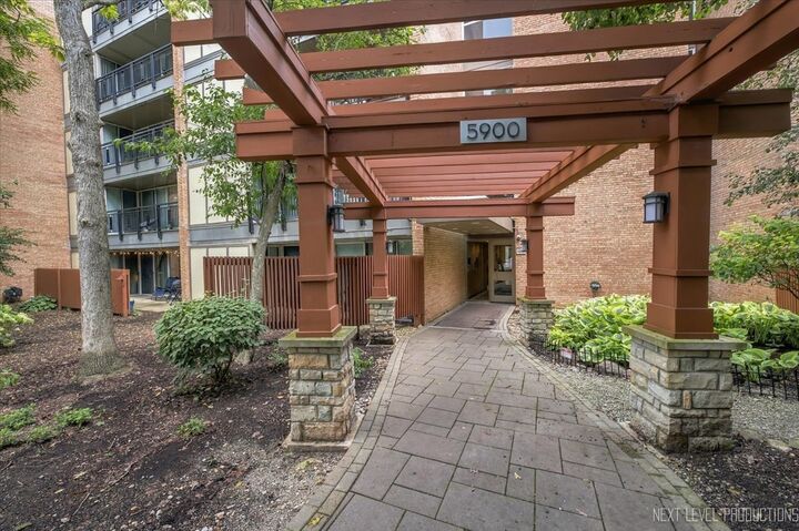Property Photo:  5900 Oakwood Drive 1J  IL 60532 