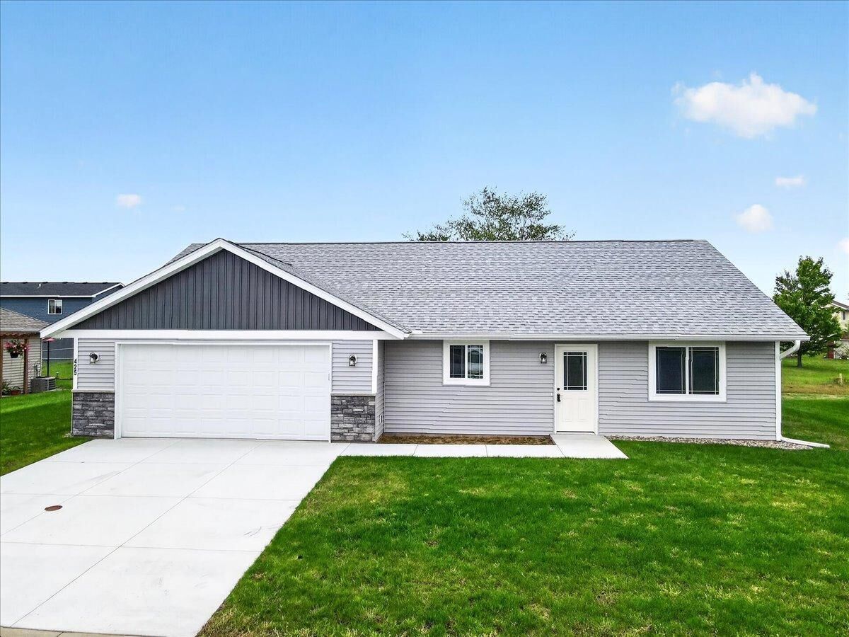 Property Photo:  425 4th Avenue SE  MN 56374 