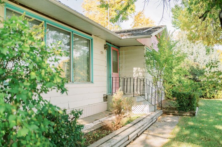 Property Photo:  121 2nd Avenue S  AB T0J 0G0 