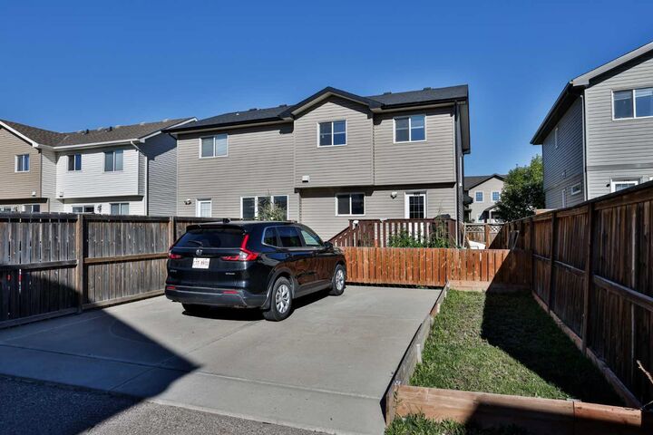Property Photo:  832 Silkstone Close W  AB T1J 5C6 