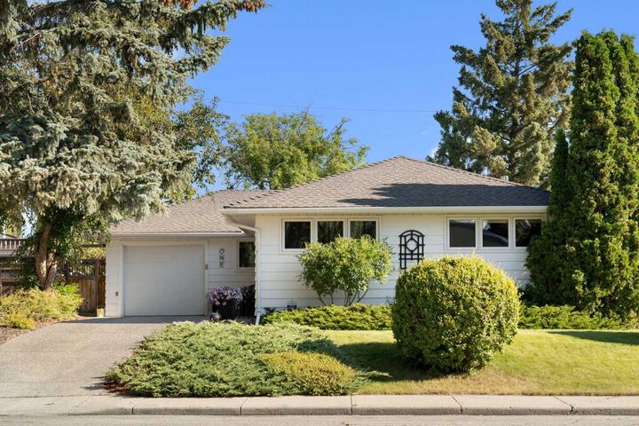 Photo de la propriété: 1 Kelwood Place SW AB T3E 4A2