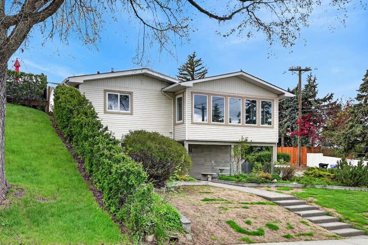 Property Photo:  11 Selkirk Drive SW  AB T2W 0M3 