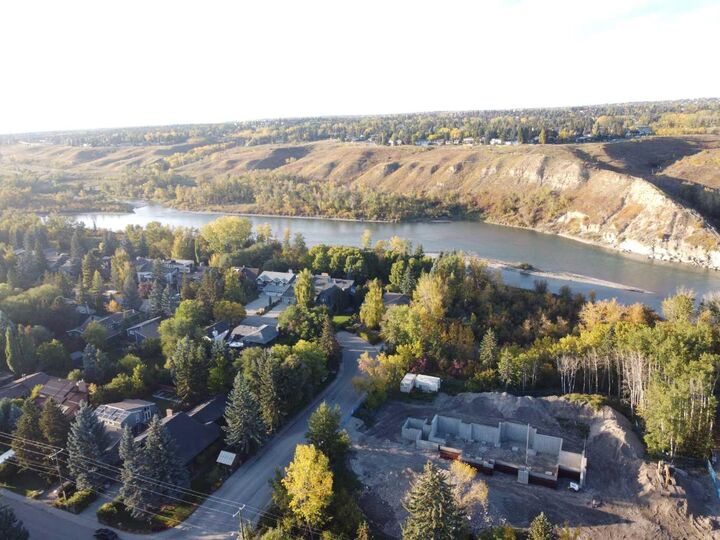 Property Photo:  7219 Bow Crescent NW  AB T3B 2C9 
