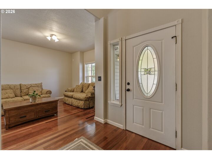 Property Photo:  1204 33rd Pl  OR 97116 