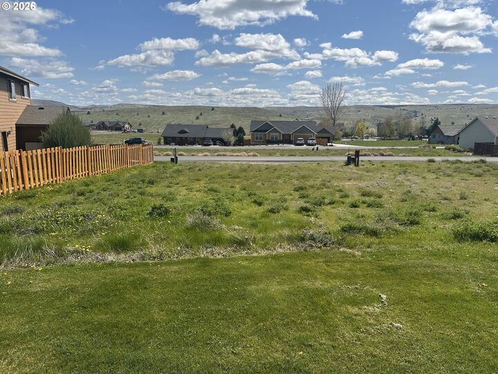 Property Photo:  419 Little Lake Rd  OR 97037 