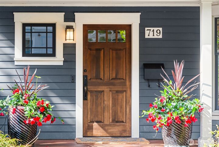 Property Photo: 719 Belmont Place E WA 98102