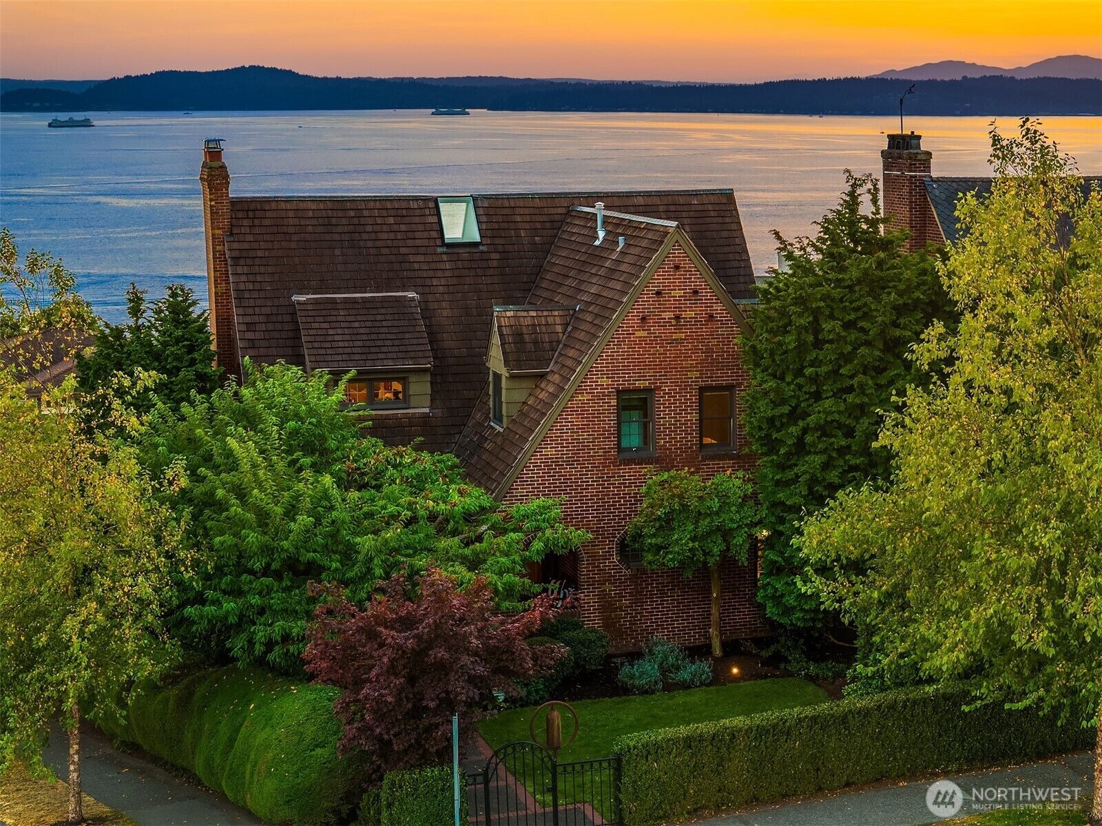 Property Photo:  2301  Rosemont Place W  WA 98199 