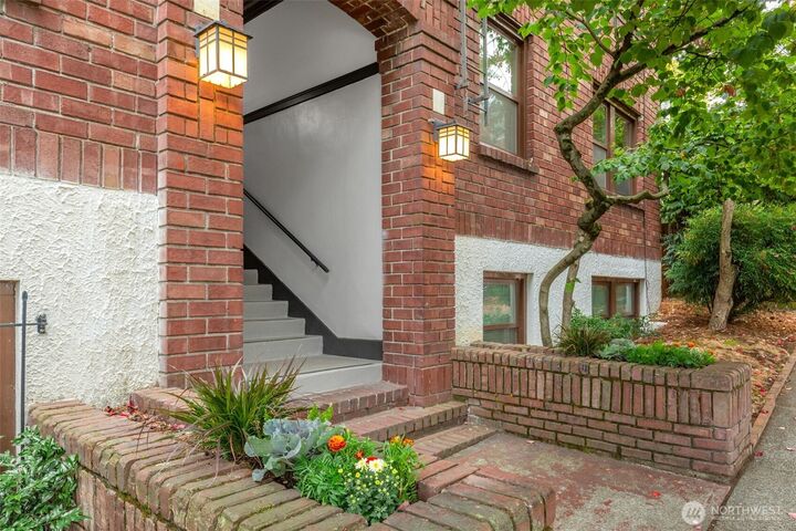 Property Photo:  516 E Thomas Street 202  WA 98102 