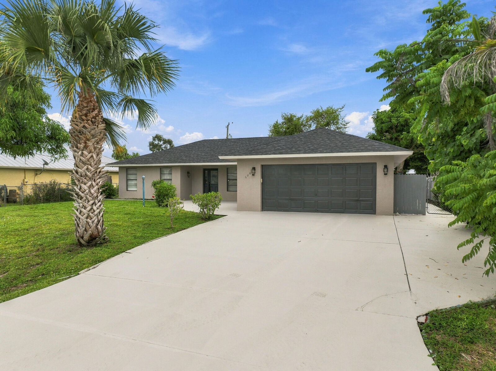 Property Photo:  680 SW Colleen Avenue  FL 34983 