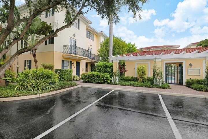 Property Photo:  2502 N Dixie Highway 39  FL 33460 