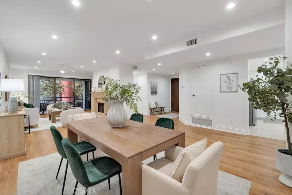 Property Photo:  4792 Park Encino Lane 102  CA 91436 