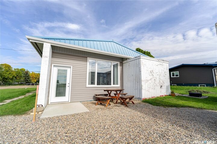 Property Photo:  501 Railway Avenue  SK S0G 5E0 