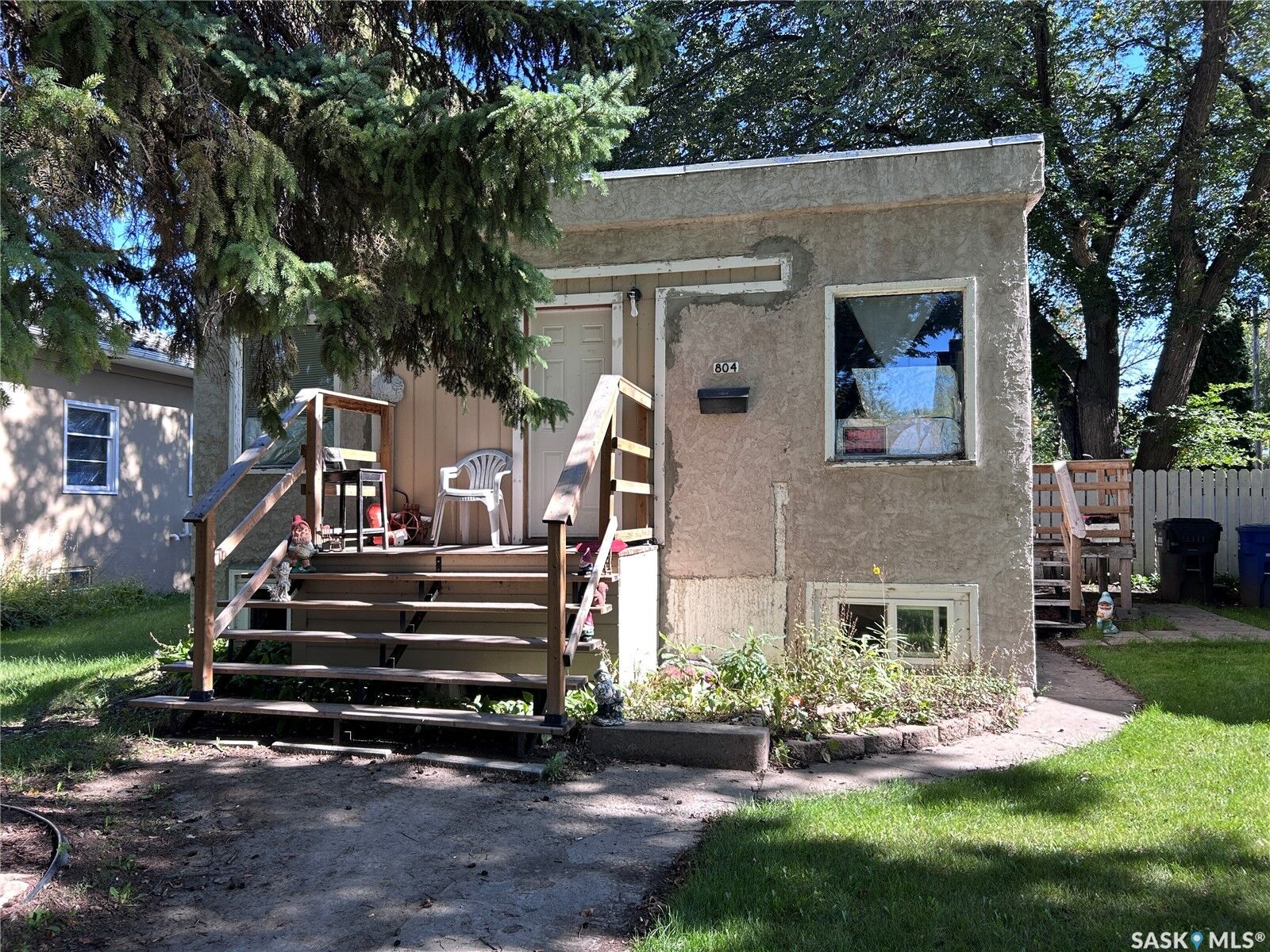 Property Photo:  804 F Avenue N  SK S7L 1W5 