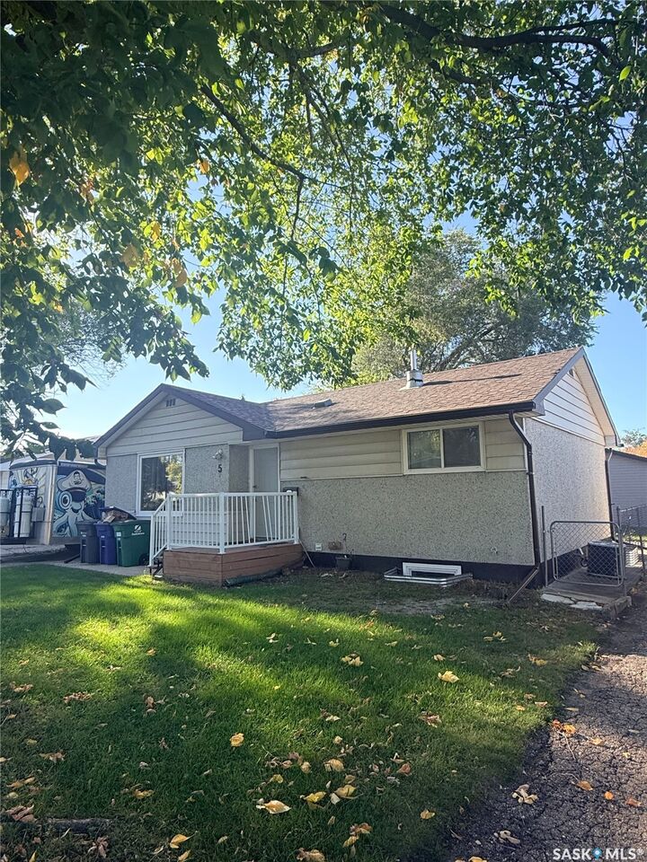 Property Photo:  5 Malta Crescent  SK S7L 3V9 