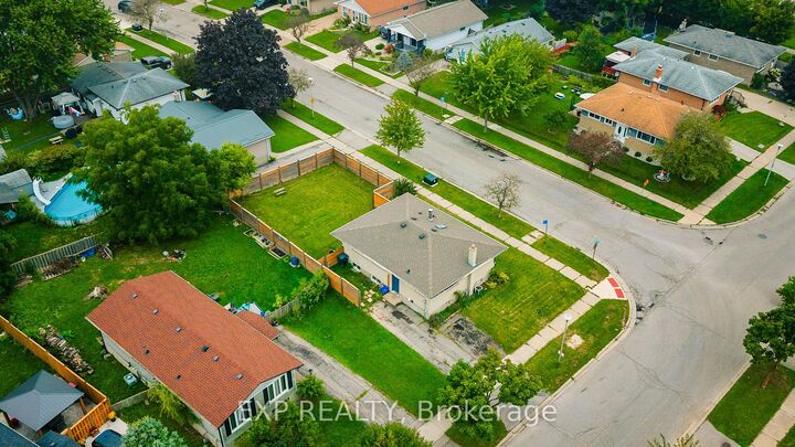 Property Photo:  56 Ashbury Avenue  ON N6E 1T1 