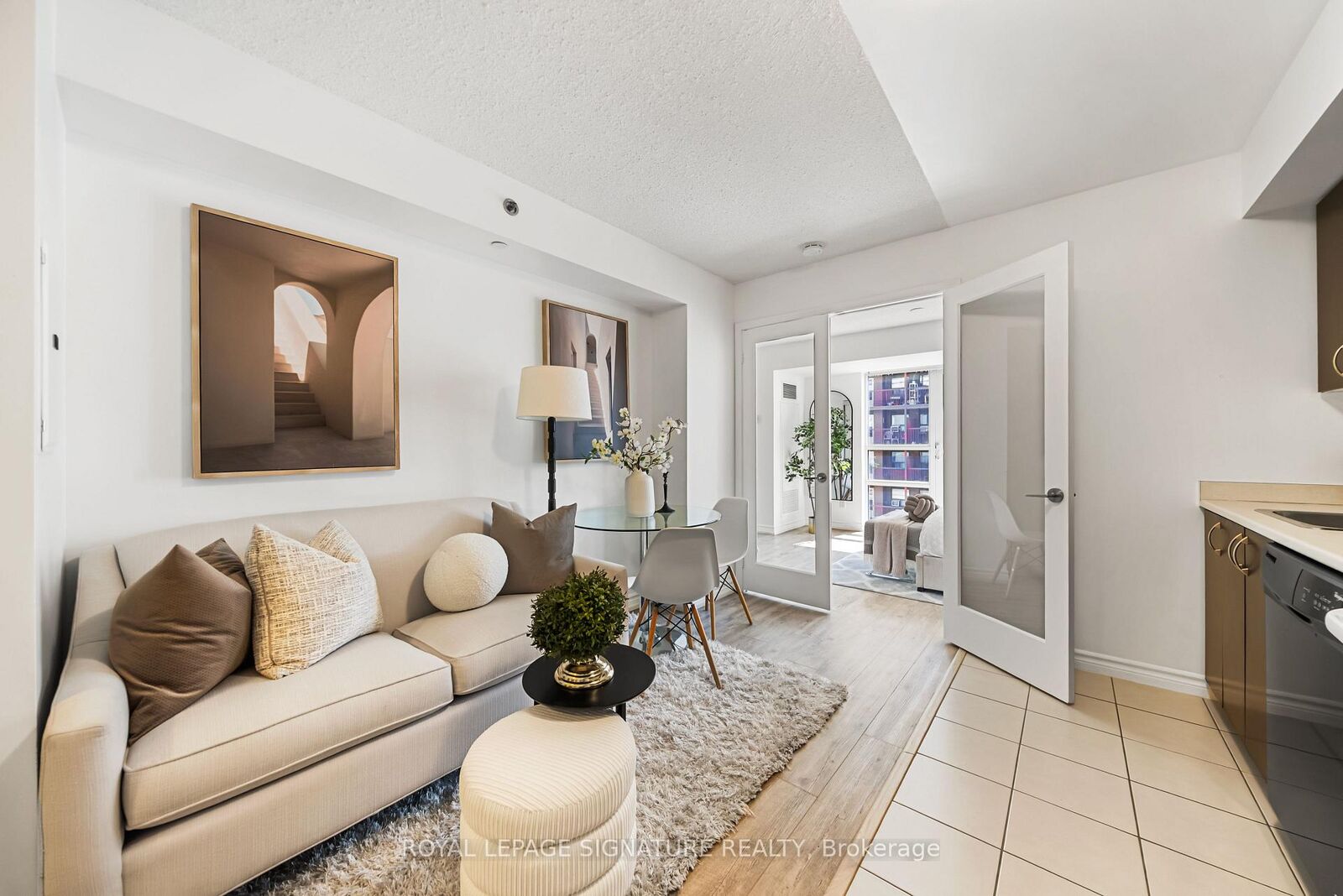 Property Photo: 35 Saranac Boulevard 721 ON M6A 2G4