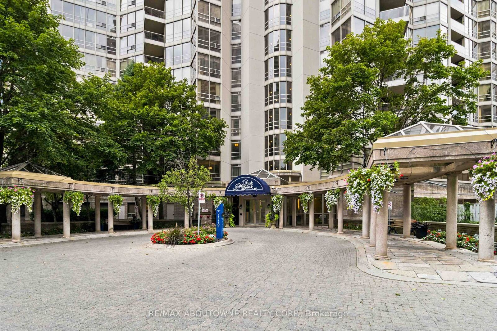 Property Photo:  45 Kingsbridge Garden Circle 901  ON L5R 3K4 