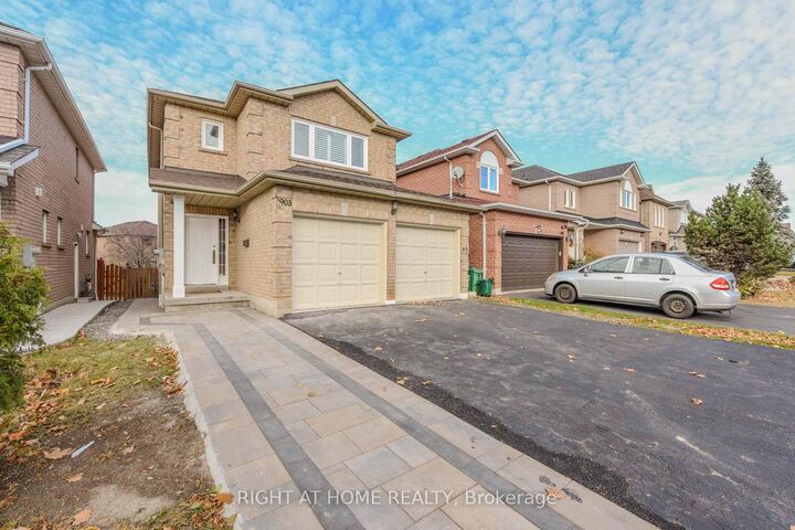 Property Photo:  903 Blyleven Boulevard  ON L5V 2J3 