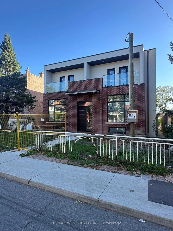 Photo de la propriété: 145 Dovercourt Road ON M6J 3C5
