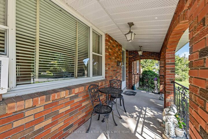 Property Photo:  131 Oakridge Boulevard  ON K2G 2V1 