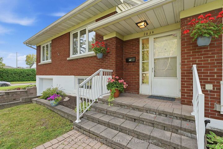 Property Photo:  2034 Camrose Street  ON K1G 2N2 