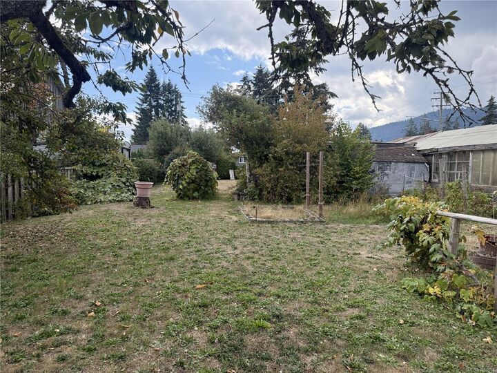 Property Photo:  532 Buller St  BC V9G 1A3 