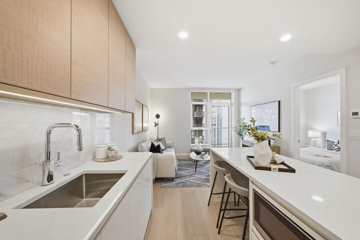 Property Photo:  2186 Gilmore Avenue 1207  BC V5C 0N7 