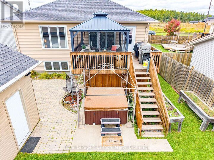 Property Photo: 696 Weiler Boulevard ON P7C 0A7