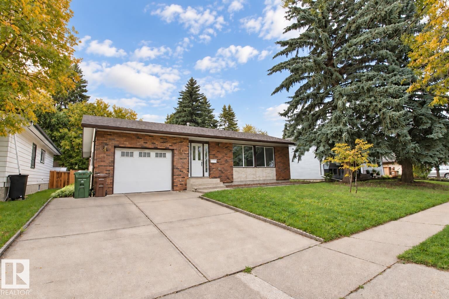 Property Photo:  44 Arlington Drive  AB T8N 2V5 