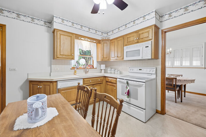 Property Photo: 422 W Larkdale Lane IL 60056