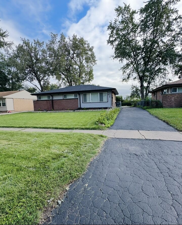 Property Photo:  2829 Stafford Drive  IL 60428 