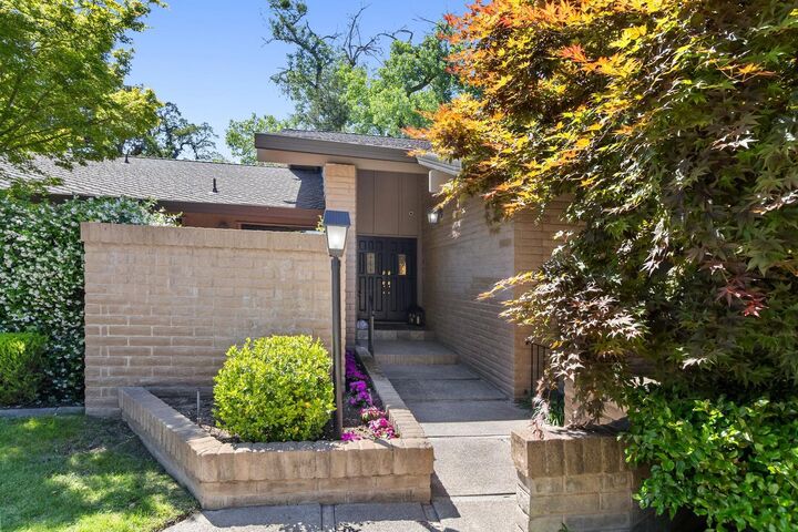 Property Photo: 2800 Calle Vista Way CA 95821