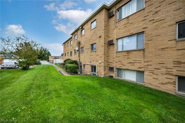 Property Photo: 5200 Royalton Road C4 OH 44133