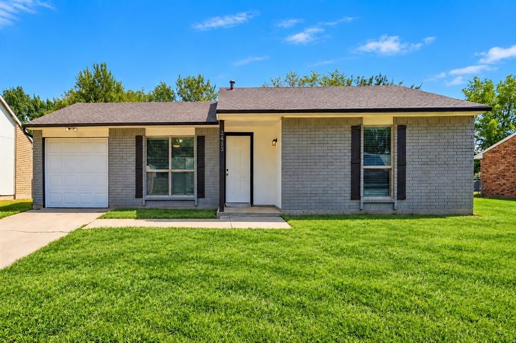 Property Photo: 2413 Navasota Circle TX 76131