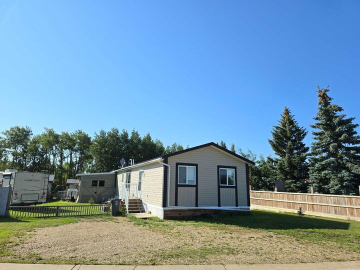 Property Photo:  5533 And 5531 51 Street  AB T0H 0E0 