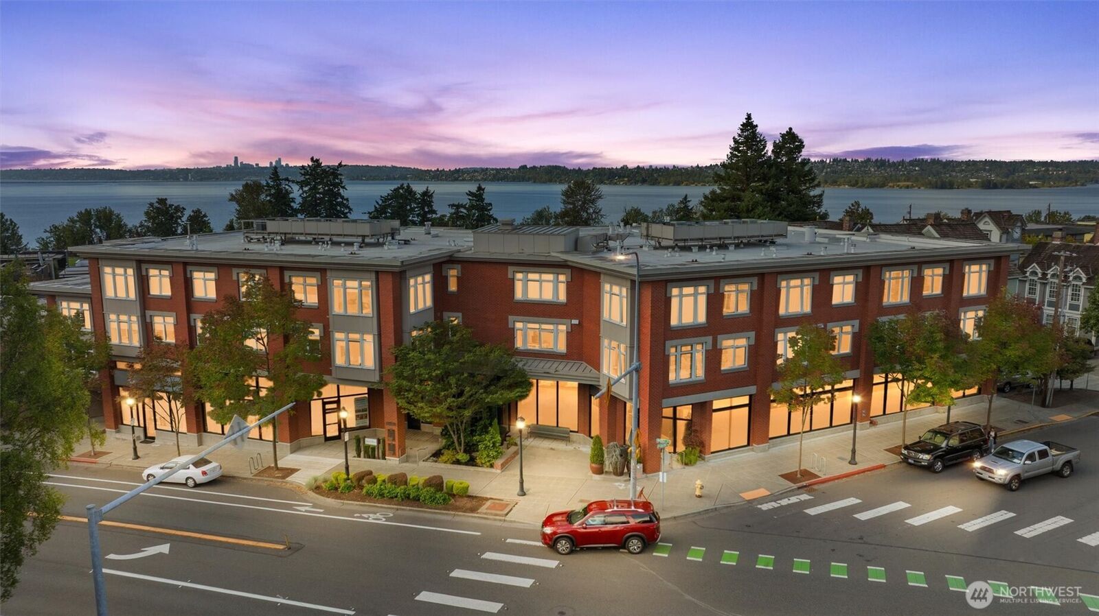 Property Photo:  631  Market Street 401  WA 98033 