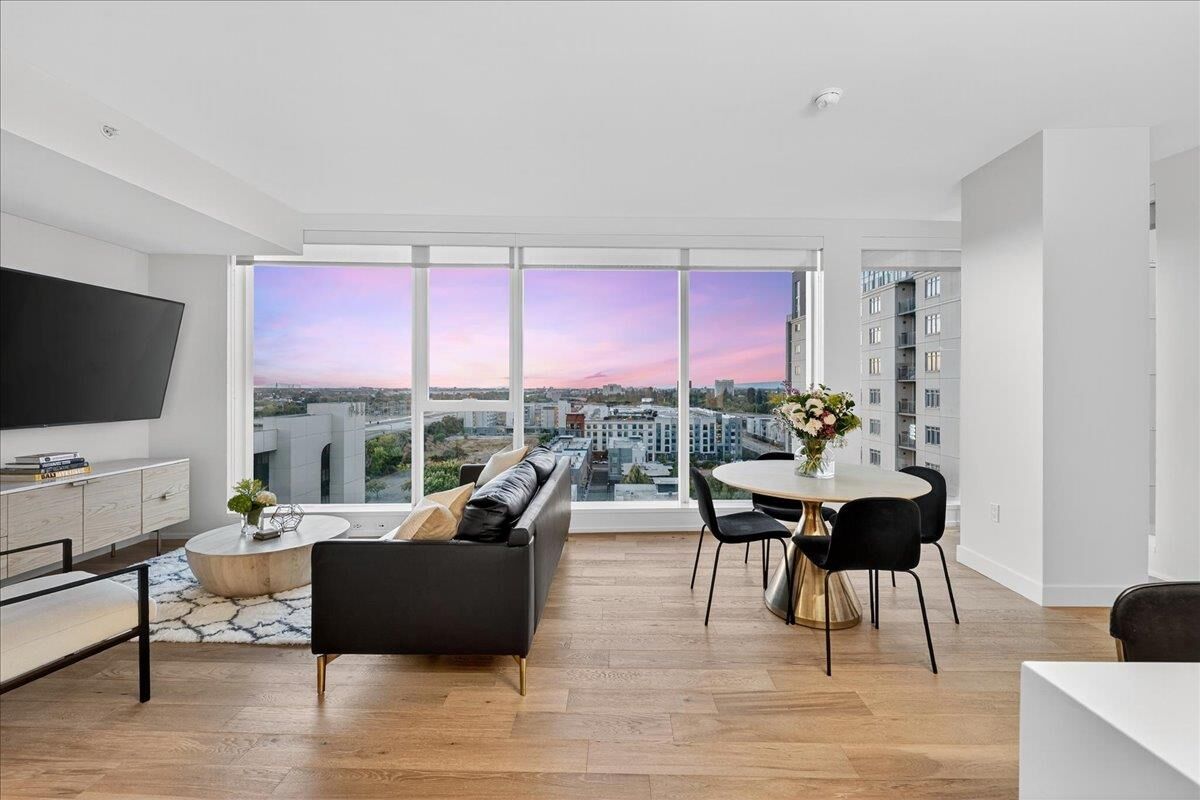 Property Photo:  188 West Saint James Street 11101  CA 95110 