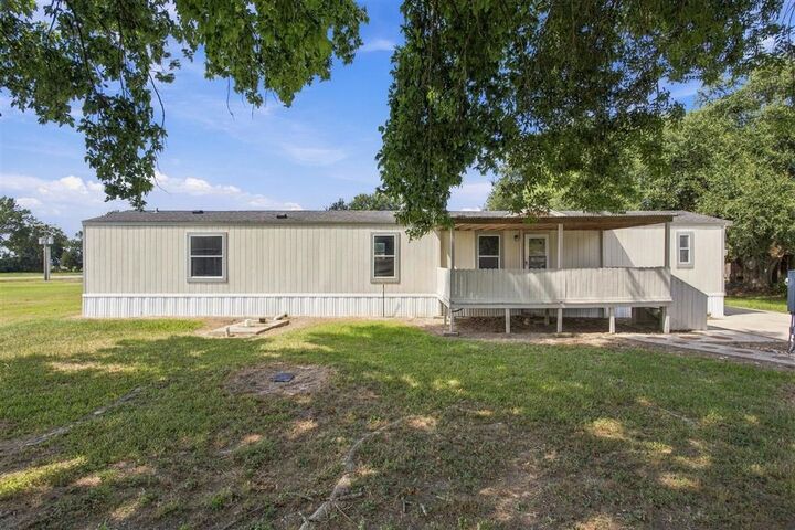 Property Photo: 108 W 2nd Street W LA 70581