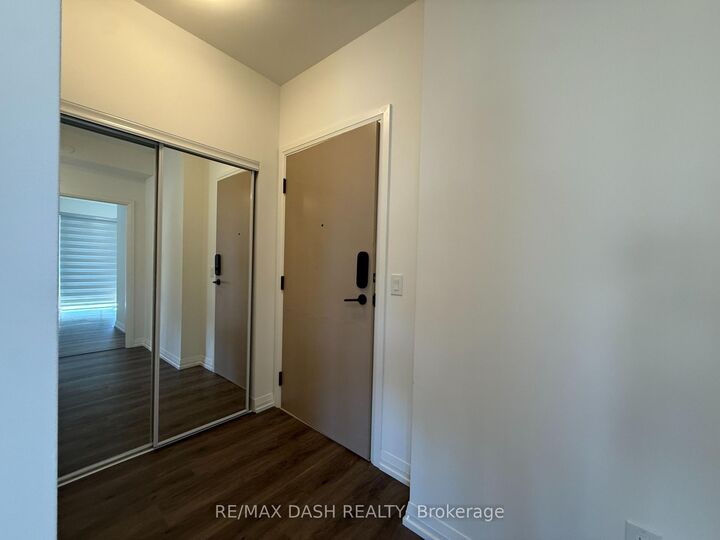 Property Photo:  280 Dundas Street W 811  ON M5T 0E3 
