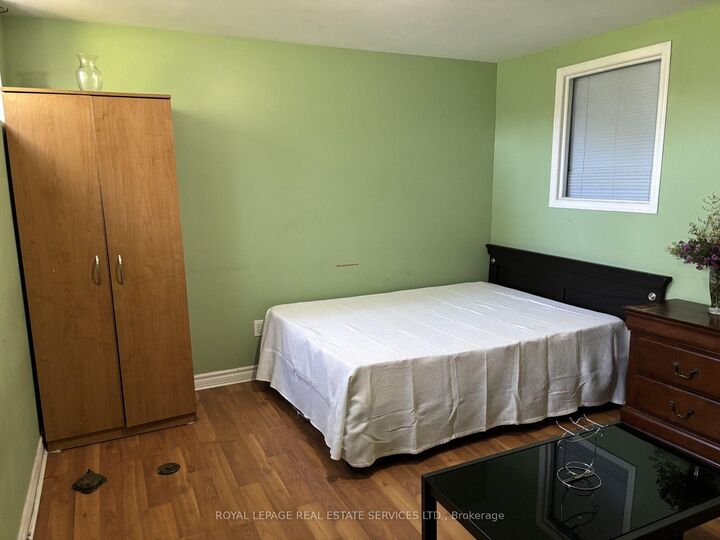 Property Photo:  15 Sonnet Court Room  ON M6L 1J6 
