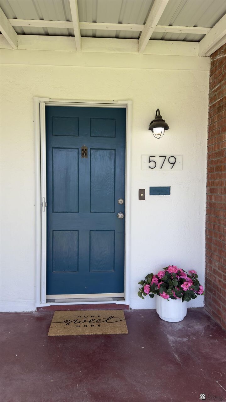 Property Photo:  579 S 7 Ave  AZ 85364 